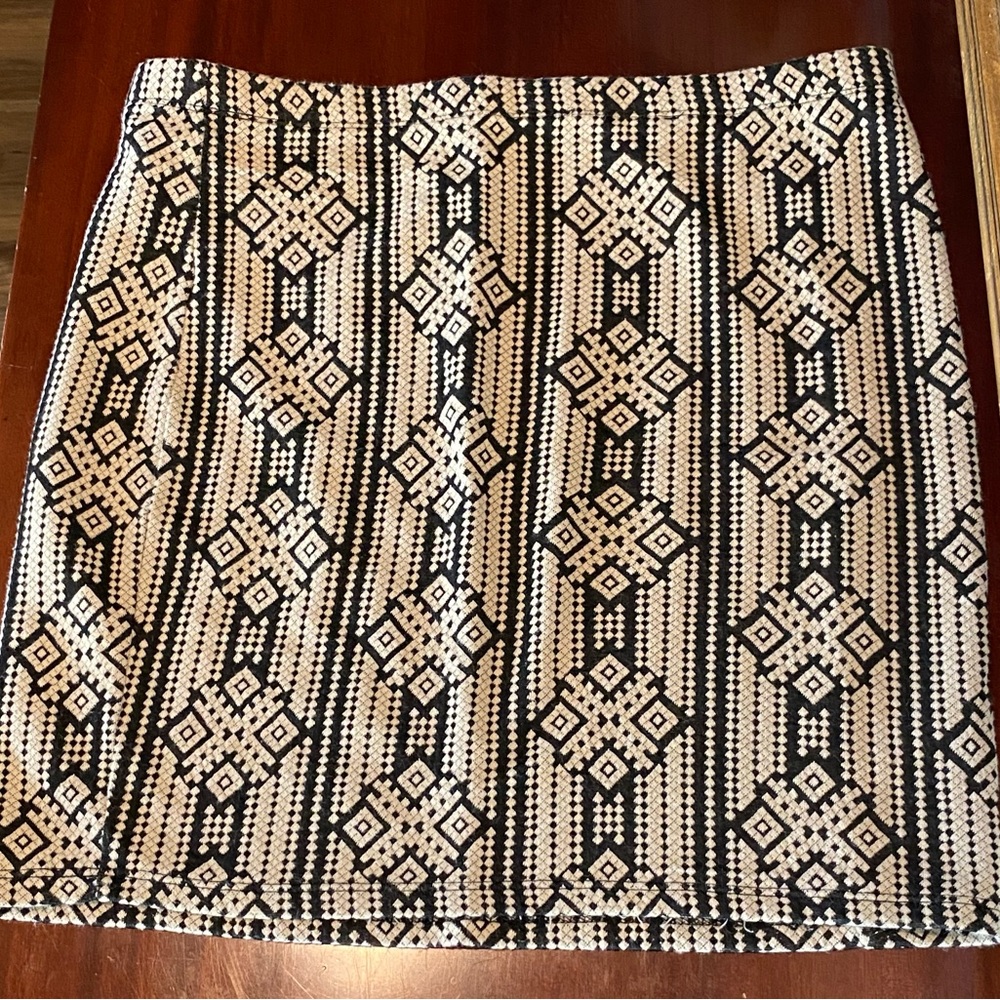 Forever 21 size large Mini Pencil Skirt tan & black tribal print